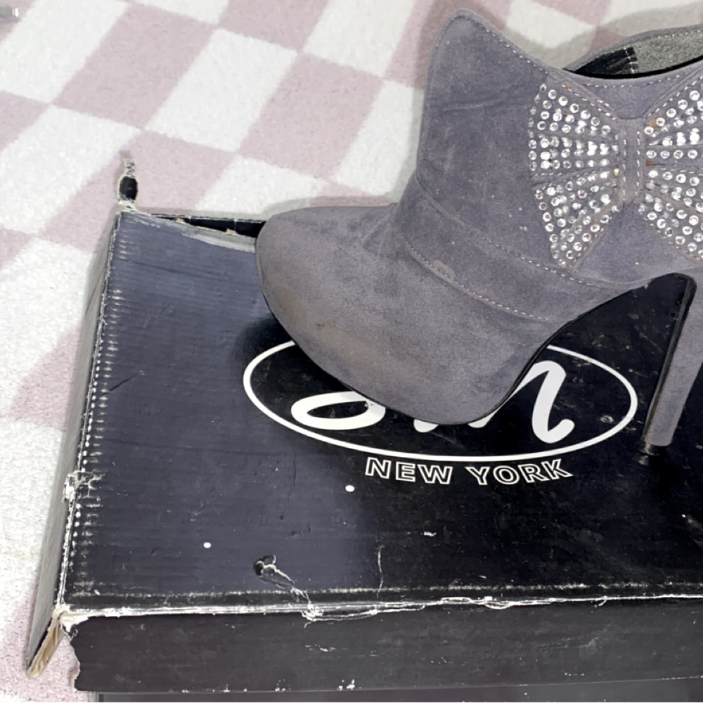 High Heels with Bows.
Gently Used.